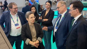 Prof. Dr. Gerd Strohmeier (r.), Rektor der TU Chemnitz, und Prof. Dr. Uwe Götze (2. v. r.), DZM-Standortsprecher am Standort Annaberg-Buchholz, im Gespräch mit Dr. Claudia Elif Stutz (l.), Staatssekretärin im Bundesministerium für Verkehr, sowie Vertreterinnen und Vertretern anderer DZM-Standorte.